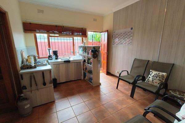 This garden cottage with one spacious room, kitchenette and bathroom also offers secure parking for your car. The well-designed ...