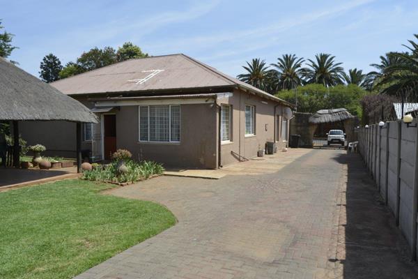 Spacious 3-Bedroom Family Home with Pool &amp; Entertainment Lapa in Casseldale

This stunning 3-bedroom home in the heart of ...