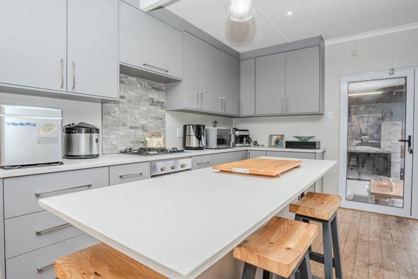 ** SOLE MANDATE**

This beautifully renovated 2-bedroom home seamlessly combines modern ...