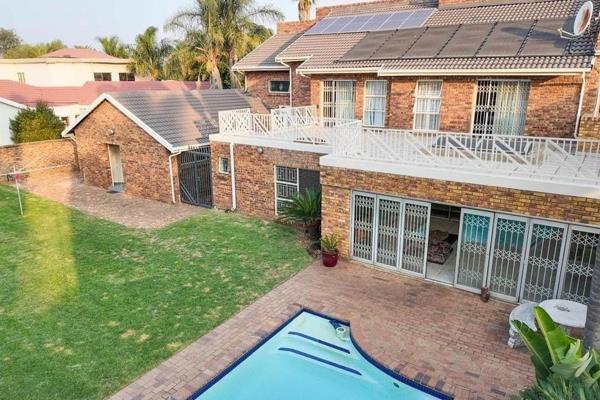 This cosy property in Sunward Park offers:
4 Bedrooms with built in cupboards
2 Bathrooms (1 is en-suite)
Guest toilet
Kitchen
Entrance ...