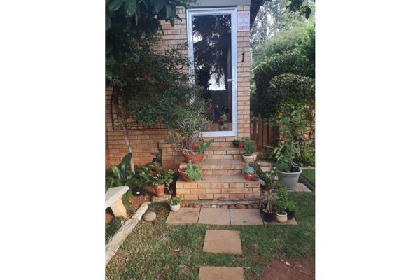 An exquisite townhouse available for rent in the serene countryside of North West, South Africa. This stunning 3-bedroom property ...