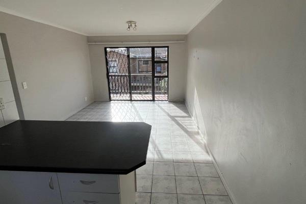 2 bedroom 1st floor apartment in Minuet Ridge.
Open plan kitchen and lounge, built in ...