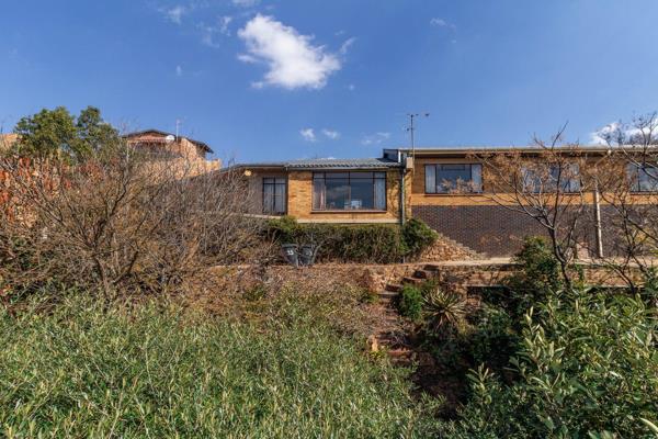 Investment ? Large family ? A MUST To see ! The property is perched high on the cliff ...