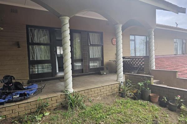 This 3 bed 2-bathroom house is up for rent in Manaba on the Kzn South Coast.
The Open plan kitchen/lounge/living room is nice and ...