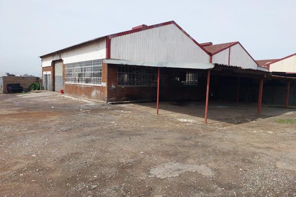 529m2 Workshop space with a 1100m2 yard area. The property has 3 large private offices kitchenette and ablutions on the one side. On ...