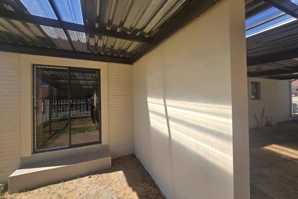 3 Bedrooms, Bathroom, Open plan Kitchen / Living Area.
Automated Gate, Carport.
Prepaid Electricity.