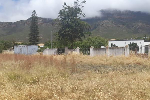 5 Residential Plots for sale with sizes of respectively 2 x 305 m&#178; , 373 m&#178; , 349 m&#178; and 394 m&#178; located in ...