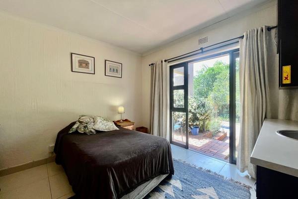 This fully furnished studio apartment, set on a peaceful communal property with a beautiful garden, offers a comfortable and convenient ...