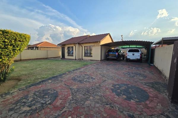 This is an urgent sale and the owner will accept offers from R520 000 upwards!!!

Nestled in the tranquil confines of Payneville in ...