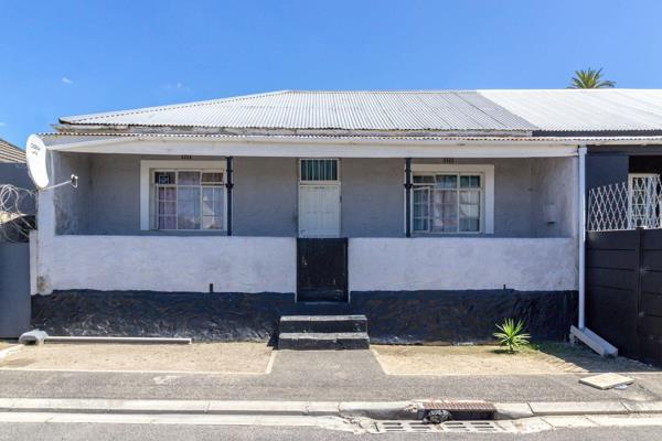 /Sole Mandate/ 

This contemporary family two bedroom home is situated in the sought after neighbourhood called Wynberg.  Wynberg ...