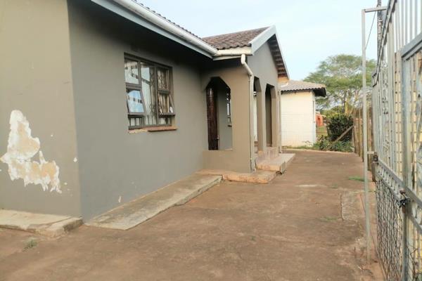 This is a beautiful three bedrooms house that offers a fully-fitted kitchen and lounge plus family bathroom is situated in Enseleni ...