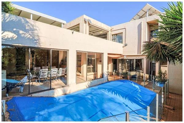 Luxurious Living Meets Sustainability
Nestled alongside the pristine Kloofendal Nature ...