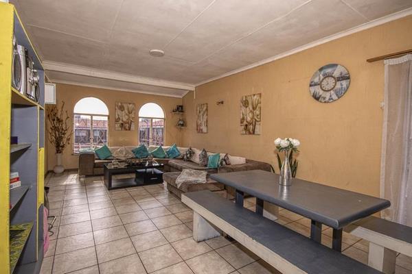 Central and secure! 
BUYING POINTS:- 

* Three well sized bedrooms 
* Two neat bathrooms (main on-suite) 
* Spacious kitchen + ...