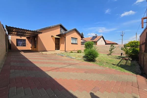 Charming Two-Bedroom House in Protea Glen with Rental Income Potential. 

Located in the desirable Protea Glen Extension 12. It offers ...