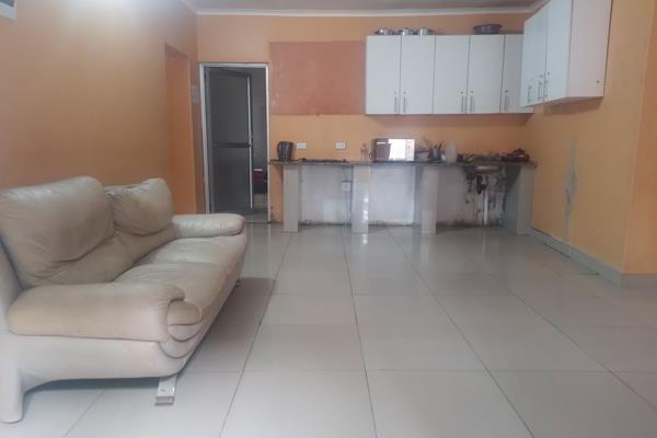 Dormehl Property Glenwood presents this single room to let in Musgrave, next to DUT. Please note that the bathroom and kitchen are ...