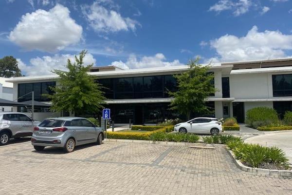 UPMARKET OFFICE SPACE, R44 KLAPMUTS

This upmarket 271 m2 office space on the First floor of the building offers:

Reception area

Five ...