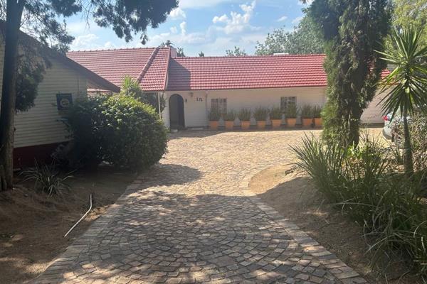 Three bedroom, 3.5 feature bathroom home in the heart of Bryanston. Suitable for work ...