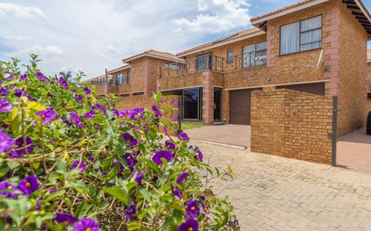 4 Bedroom Townhouse for sale in Honeydew Manor