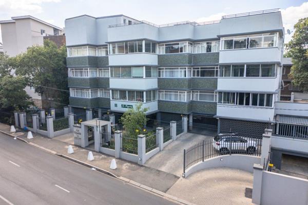 This 3 bed 1.5 bath spacious 156 sq mt apartment offer a lot at the price. The kitchen has been beautifully renovated and is open plan to the dining room and lounge. There is a sunroom for extra office space if needed. The ...