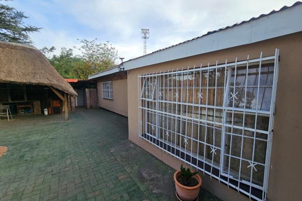 House for sale in CW6

3 bedrooms
Bathroom 
Lounge  
Kitchen
Scullery and laundry
Lapa with swimmingpool 
Pool needs ...