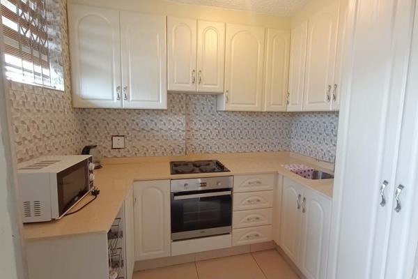 This lovely, tidy, and orderly 2.5 bedroom flat is for those who dream to move in settle and touch nothing at all. The kitchen is ...