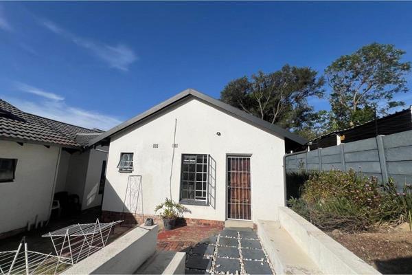 This fully furnished cottage rental offers a secure lock-up-and-go lifestyle, ideal for young professionals or students seeking ...