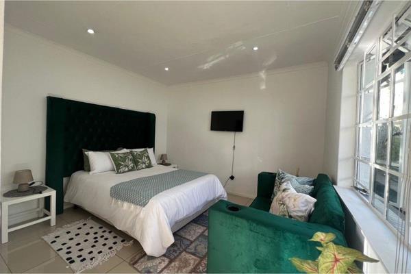 This fully furnished cottage rental offers a secure lock-up-and-go lifestyle, ideal for young professionals or students seeking ...