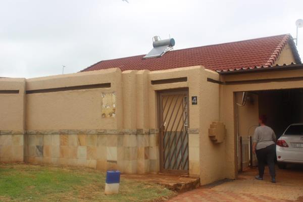 3 bedroom house for Rental at Eldorado Park 

Bedrooms are fully tiled and have built in ...