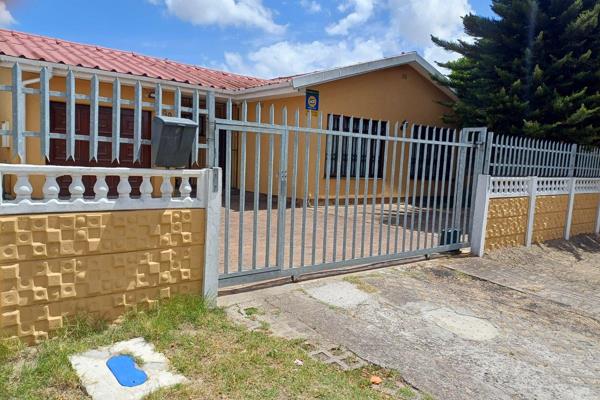 This stunning property ticks all the boxes. The open plan lounge and dining rooms boast knotty pine ceilings, a fire place for cold ...