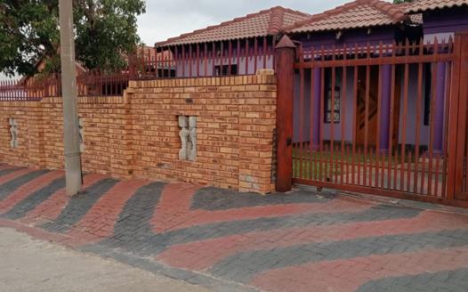 3 Bedroom House for sale in Tlhabane West