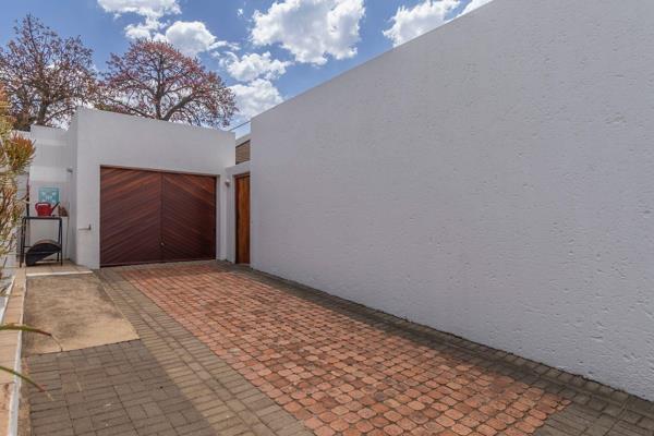 Spacious retirement home in Knightsbridge Manor, Bryanston.
Serene and tranquil ...