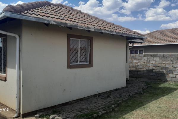 This lovely and spacious 3bedroom is for sale at Buhle Park for R780 000.
The property features 
3bedroom 
2 bathrooms 
A cosy ...