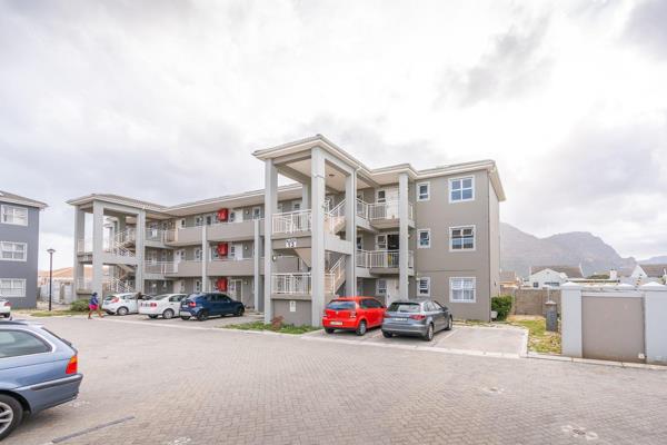 Located near Muizenburg&#39;s seashores, this cozy 2 bedroom 1 bathroom top floor ...