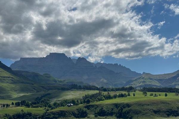 Ideally position in the heart of the Central Drakensberg - own your land of 900 sq.ms - trout dams , wildlife freely roaming  in this ...