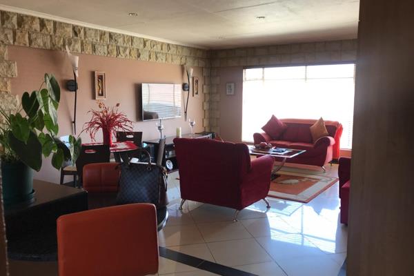 Property Details:
Type: Upstairs Unit
Bedrooms: 2 Spacious Bedrooms
Bathroom: 1 Full Bathroom
Living Space: Open-plan lounge and ...