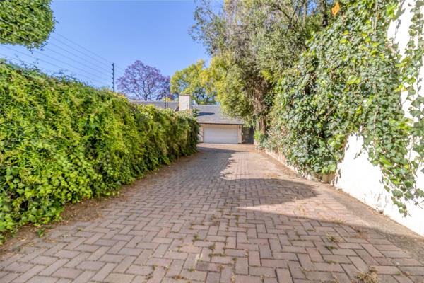 Large family home - North Facing
Large open established garden

3 Bedrooms with BIC
1 separate study
Lounge with fireplace
Separate ...