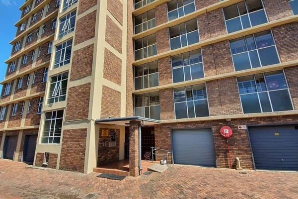 3-Bedroom, 2-Bathroom Apartment in Rietfontein.

Located in the sought-after complex, just a short walk from Jacaranda Mall.

This ...