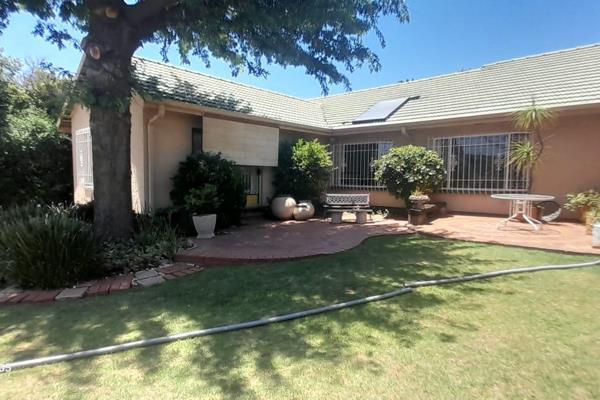 Magnifucent four bedroom home | large stand of 2 052m2 | well maintained home | style ...