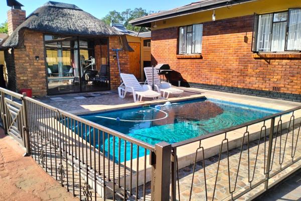 Well located home with separate flatlet &amp; pool close to schools and shopping complex.

MAIN HOUSE

- Large tiled TV room and ...