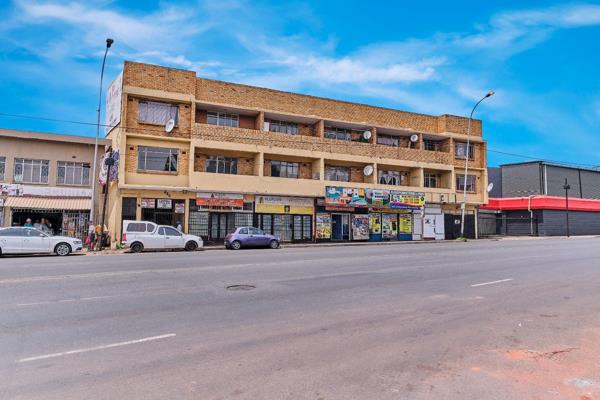 Batchelor with a sunny balcony.
Separate Bathroom.
Kitchen is well appointed with lots of cupboards.
Water and lights excluded and ...