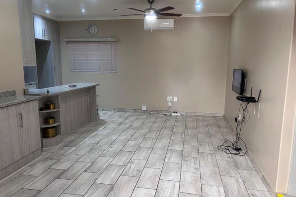 Very neat 1 Bedroom Apartment
Available Immediately
1 automated garage
No ...