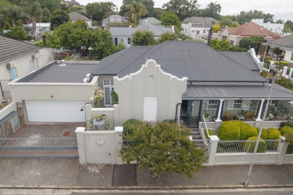 Discover this charming and spacious 3-bedroom home where modern design meets vintage charm. Nestled in a family-friendly neighborhood ...