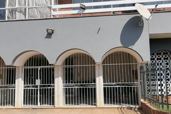 2.5 Bedroom, 1full bathroom, 1 guest loo. Property has kitchen, lounge in YEOVILLE. 24/7 ...