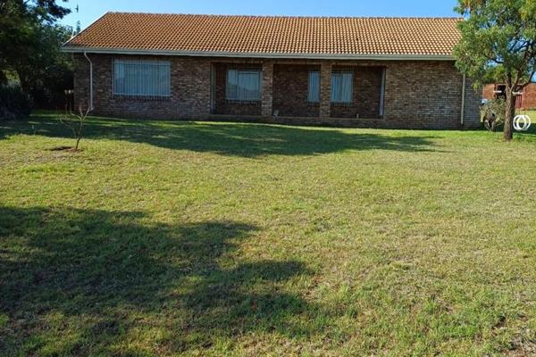 Escape to the peaceful countryside with this spacious 2-bedroom, 2-bathroom farmhouse located on a farm in Kameeldrift East, Pretoria. ...