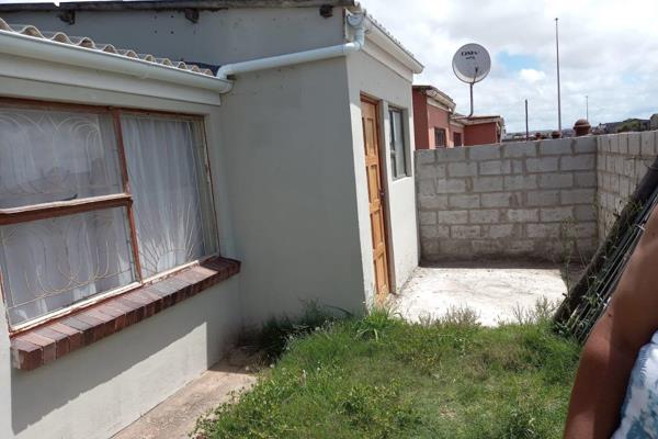 Sizwe Mlungwana Properties presents to you this six bedroom flats including two toilets and five parking space. It is close to Daku ...