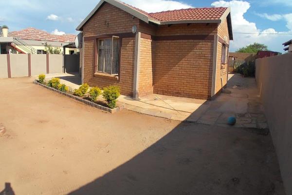 3 Bedrooms
1 Bathroom
1 Separate Toilet
Lounge
Kitchen
Carport
Stoep at back
Pre- paid water
Pre -paid electricity