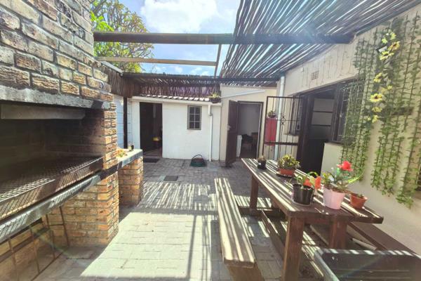 Located inside Ryan Place, this property is perfect for all your needs with your own private courtyard. Located close to Voortrekker ...