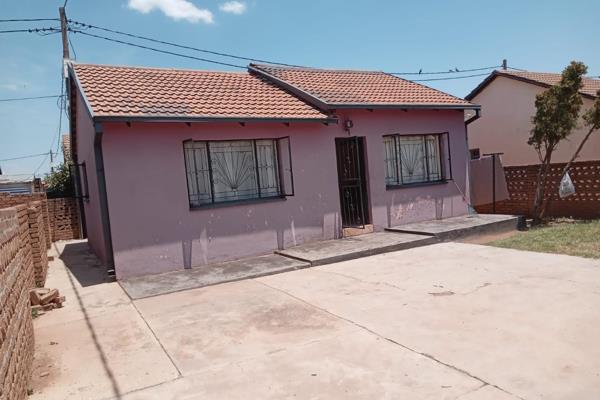 2 Bedroom House for  Sale in Lethlabile

Kitchen

Dinning 

Bathroom

2 Bedrooms 

Fenced

Enough space for renovations 

In a ...