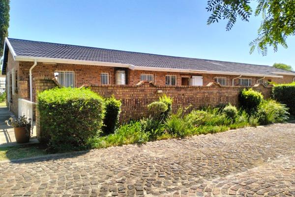 This townhouse is located in the leafy area of Sharon Park, offer Lovely spacious entertainment room with built in braai, spacious open ...