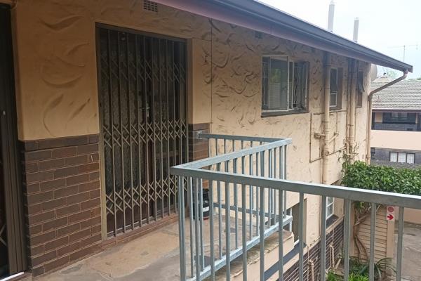 Rawson Properties Gillitts | Kloof presents this spacious option on Old Main Road.

Seeking new tenants.

The unit offers:
- 2 ...